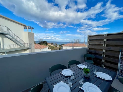 Terrasse-restaurant panoramique de la Résidence Marina di Bravone avec vue mer, Corse
