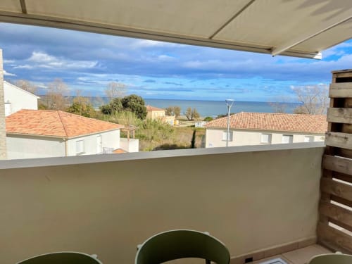Vista dal balcone di Résidence Marina di Bravone con veduta mare, edifici vicini e paesaggio mediterraneo