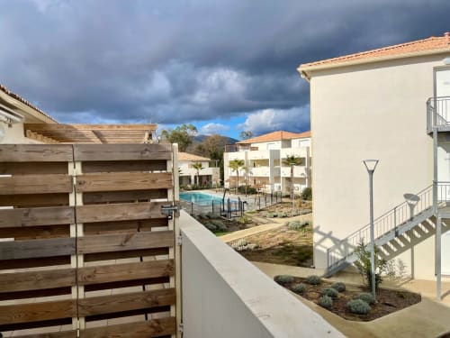 Complesso abitativo Marina di Bravone a Linguizzetta con piscina, terrazza e vista sulle montagne