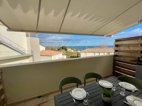 Terrazza fronte mare con tavolo da pranzo e vista sul mare a Marina di Bravone, Linguizzetta