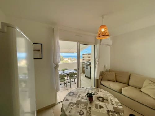 Appartamento T3 a Marina di Bravone con vista mare, soggiorno, balcone e accesso diretto alla spiaggia a Linguizzetta
