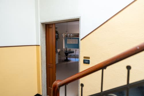 Ingresso dell'appartamento Perla Marina a Welcome Holiday a Varigotti, Finale Ligure, con muri gialli e porta in legno