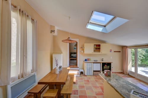 Spacieux gîte Lavande au Domaine Bellavigne avec table à manger, puits de lumière, vue sur jardin et cuisine moderne
