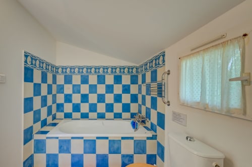 Salle de bain aux carreaux bleu et blanc du gîte Lavande de Domaine Bellavigne, baignoire intégrée, Forcalquier
