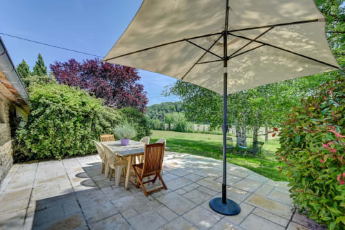 Espace repas en terrasse avec parasol au Domaine Bellavigne Gîte Lavande, Forcalquier