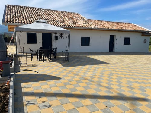Landhauptquartier Villa Maria in Roggiano Gravina mit Terrakottadach, Terrasse und Essbereich