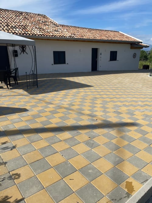 Terrazza Villa Maria in campagna con pavimentazione geometrica in mattonelle e tetto in coppi a Roggiano Gravina
