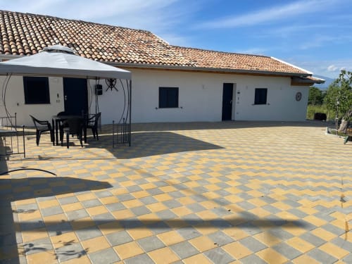 Esterno dell'appartamento di campagna Villa Maria con tetto in coppi, patio e zona pranzo a Roggiano Gravina