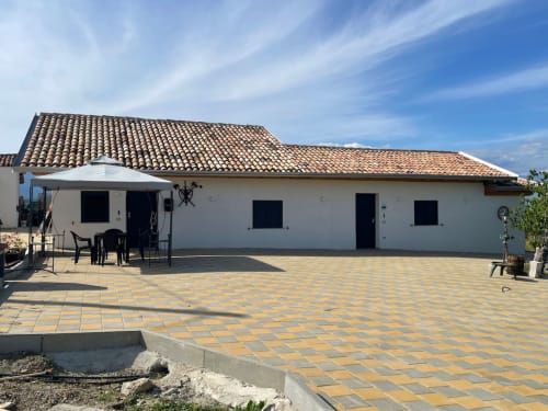 Appartamento di Villa Maria in campagna a Roggiano Gravina con patio in terracotta, muri bianchi e tetto in coppi