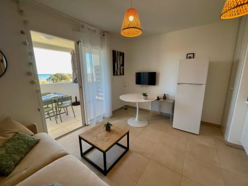 Modern T2 apartment at Marina di Bravone with sea view, furnished living area, kitchen, and beach access in Linguizzetta