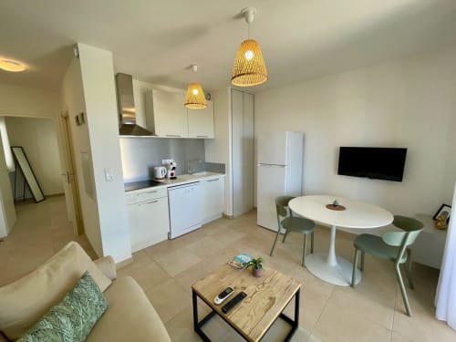 Moderno monolocale T2 a Résidence Marina di Bravone, Linguizzetta: soggiorno open-plan con cucina, zona pranzo e TV