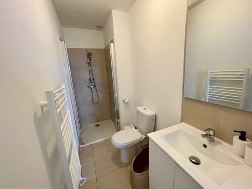 Moderno bagno nella dependance fronte mare di Résidence Marina di Bravone, Linguizzetta con doccia, WC, lavabo e scaldarottoli