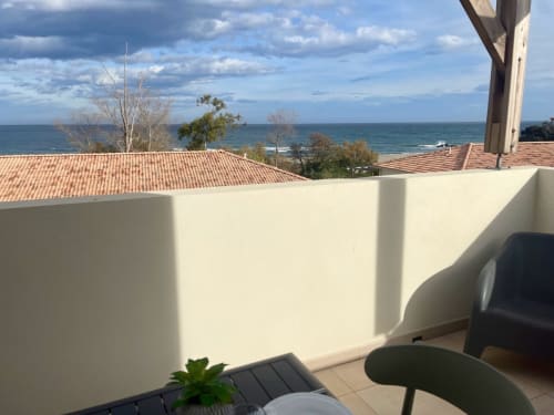 Balcone fronte mare della Résidence Marina di Bravone con vista sul mare e tetti in terracotta, Linguizzetta