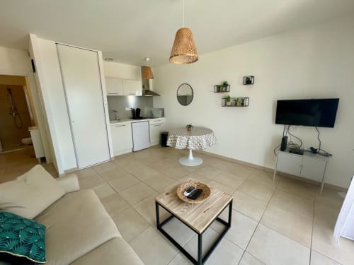 Monolocale moderno a Résidence Marina di Bravone con angolo cottura, zona living, TV e arredamento costiero a Linguizzetta