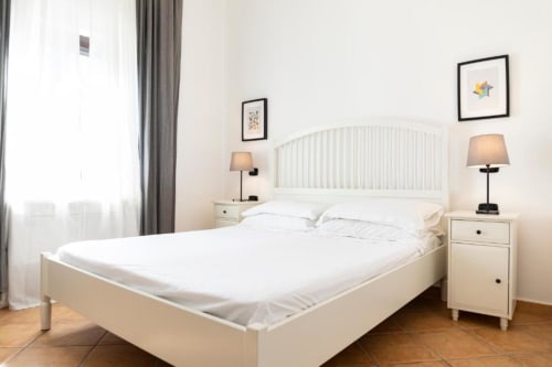 Camera Deluxe Doppia San Bartolomeo presso Mas Collection a Bari con letto bianco, comodini, lampade e vista giardino