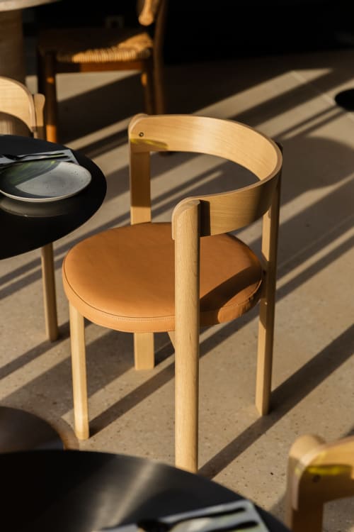 Chaise en bois clair avec assise en cuir beige à la Moulin Moulin B&B à Dannes, salle à manger ensoleillée