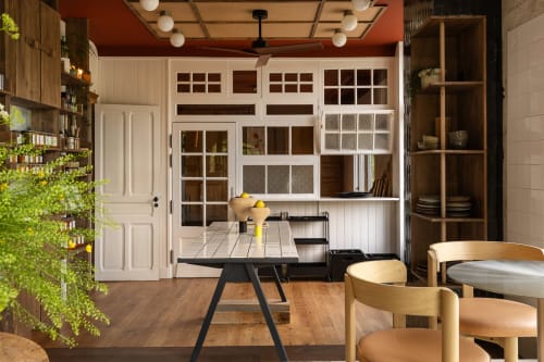 Coin repas du Moulin Moulin BnB avec mobilier moderne, blanc cassé et accents chaleureux à Dannes, France