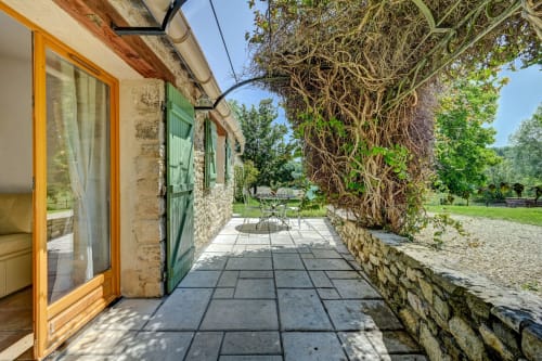 Terrasse ombragée du Gîte Agave à Domaine Bellavigne, Forcalquier, avec vue sur le jardin