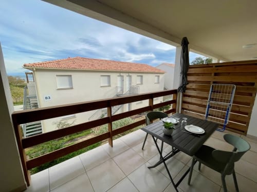 Terrazza con vista mare dello studio in riva al mare, Résidence Marina di Bravone, Corsica con tavolo da pranzo