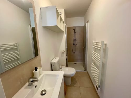 Bagno moderno con lavandino, toilet e doccia walk-in presso lo studio Résidence Marina di Bravone, Linguizzetta