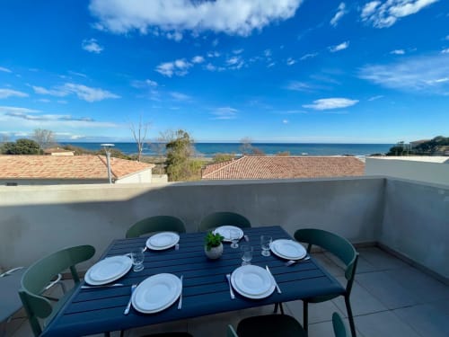 Terrazza panoramica della Résidence Marina di Bravone con vista mare e zona pranzo affacciata sul Mediterraneo, Linguizzetta