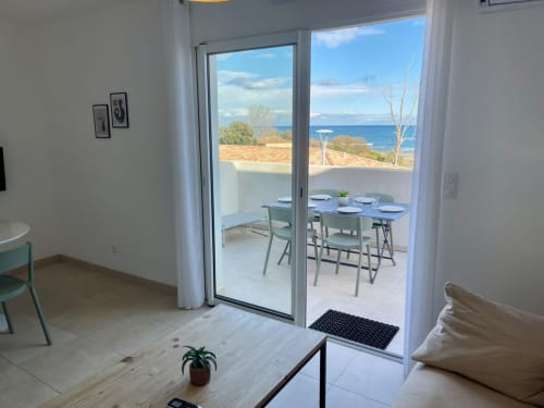 Appartamento Marina di Bravone con terrazza vista mare, zona pranzo e costa mediterranea a Linguizzetta