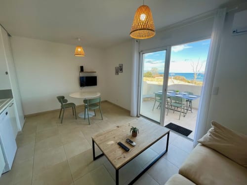 Appartamento Marina di Bravone con soggiorno con vista mare, sala da pranzo e terrazza affacciata sulla costa di Linguizzetta