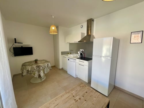 Cuisine moderne avec électroménagers blancs dans T3 à la Résidence Marina di Bravone, Linguizzetta