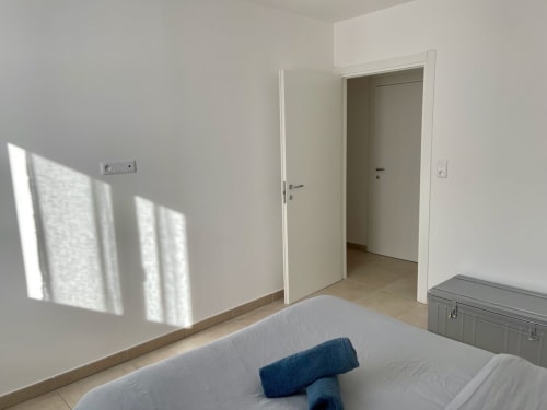 Chambre moderne à la Résidence Marina di Bravone, Linguizzetta avec lits jumeaux et portes de salle de bains privative