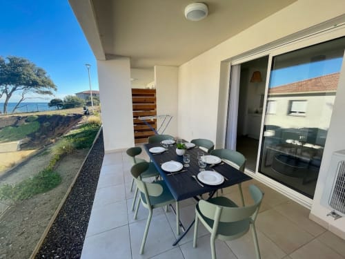 Terrasse bord de mer avec vue sur la mer à la Résidence Marina di Bravone, Corse, mobilier moderne