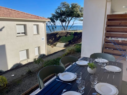 Aménagement de repas en bord de mer à Marina di Bravone avec vue sur la mer, lieu en première ligne de plage à Linguizzetta