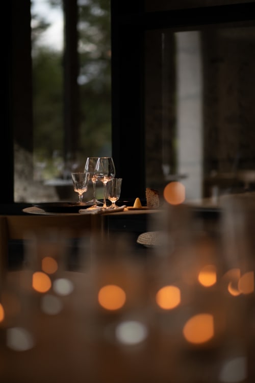 Table élégante au Moulin Moulin BnB à Dannes avec verres de vin, chandelles et vue sur la forêt