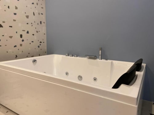 Vasca idromassaggio moderna con getti nella Suite Mas Collection, Bari