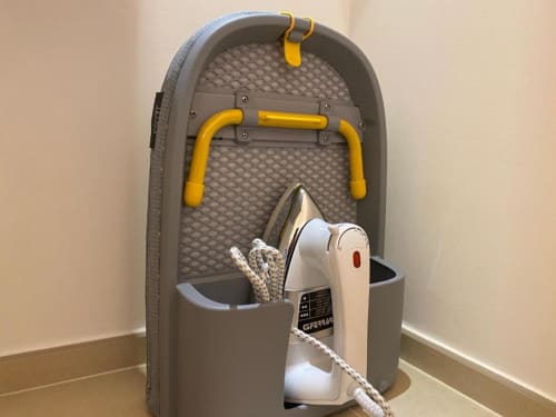 Asse da stiro aperta con ferro e accessori nella Superior Apartment di Mas Collection, Bari