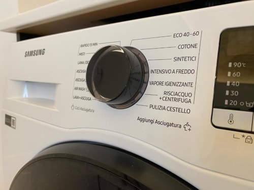 Pannello di controllo lavatrice Samsung con cicli di lavaggio in italiano presso l'appartamento Mas Collection a Bari
