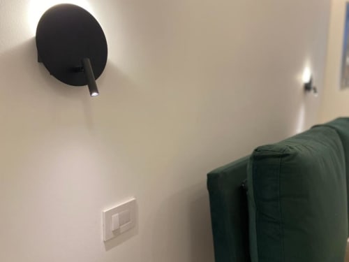 Rubinetto da parete nero moderno nel bagno dell'appartamento Mas Collection a Bari