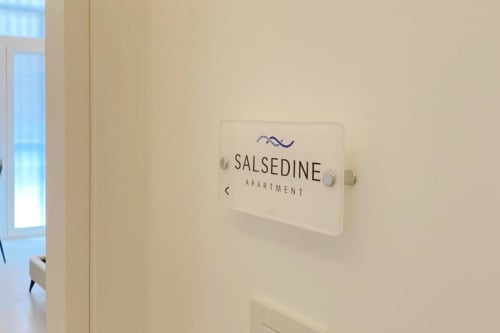Targhetta della porta dell'Appartamento Salsedine presso l'hotel Mas Collection a Bari, Italia