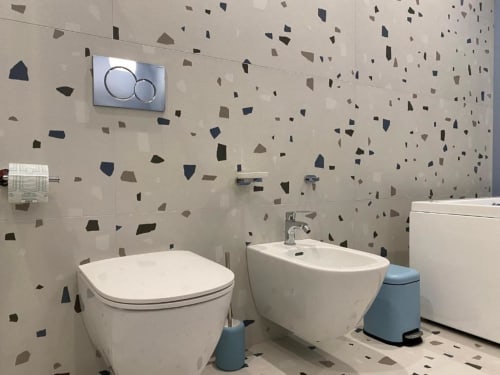 Bagno moderno nell'Apartment Superior della Collezione Mas a Bari, con wc e bidet sospesi e piastrelle decorative