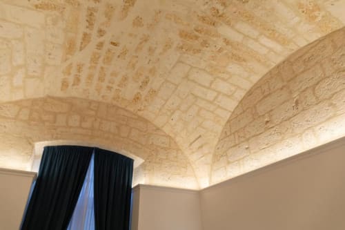 Soffitto in mattoni ad arco con illuminazione ambientale nella Superior Apartment di Mas Collection, Bari