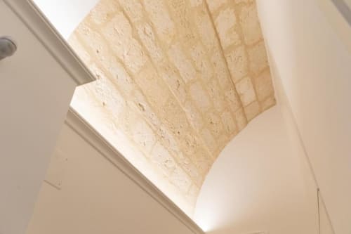 Soffitto in travertino con lucernario nell'appartamento Mas Collection, Bari