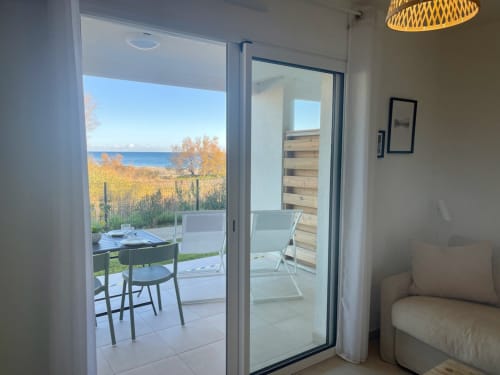 Modern T2 apartment at Marina di Bravone with sea view terrace overlooking beach, Linguizzetta