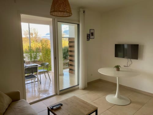 Accogliente appartamento T2 a Résidence Marina di Bravone con vista terrazza, TV schermo piatto e arredamento moderno