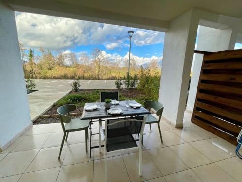 Terrazza coperta per la cena presso Résidence Marina di Bravone con vista sulle montagne e sul parcheggio, Linguizzetta