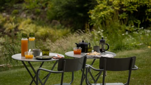 Petit-déjeuner en terrasse au Moulin Moulin B&B à Dannes avec table, chaises et rafraîchissements