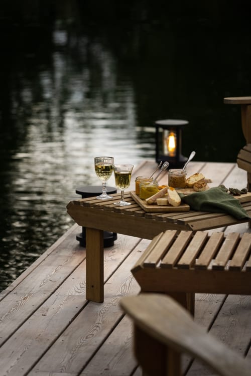 Ambiance de soirée au bord du lac au Moulin Moulin avec verres de vin, plateau de fromages et lanterne au bord de l'eau à Dannes