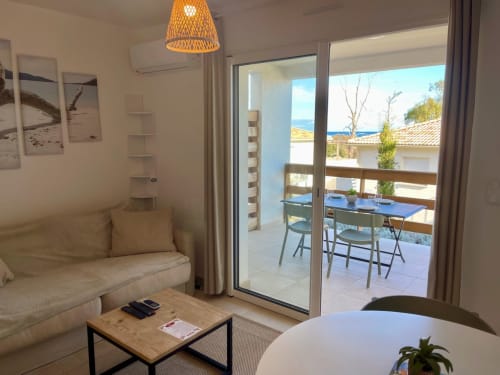 Accogliente appartamento T2 in prima linea con terrazza vista mare, arredamento moderno e zona pranzo a Marina di Bravone