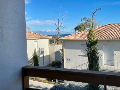 Vista dell'appartamento resort costiero a Résidence Marina di Bravone, Linguizzetta, con vista sul mare e tetti in terracotta