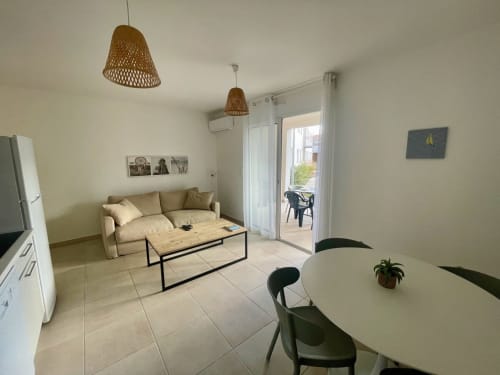 Accogliente T3 a Résidence Marina di Bravone con living open-plan, zona pranzo e accesso al mare a Linguizzetta