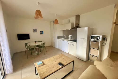 Accogliente appartamento T3 a Résidence Marina di Bravone con cucina a vista, zona pranzo, salotto e arredi moderni