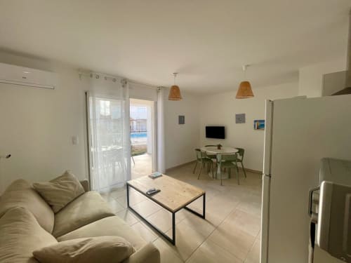 Appartamento moderno luminoso a Marina di Bravone con vista mare, divano, zona pranzo e accesso piscina a Linguizzetta